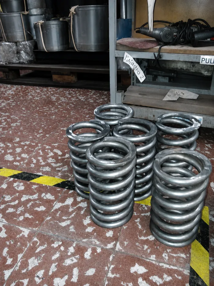 Proceso de fabricación y bobinado del resorte de gran escala