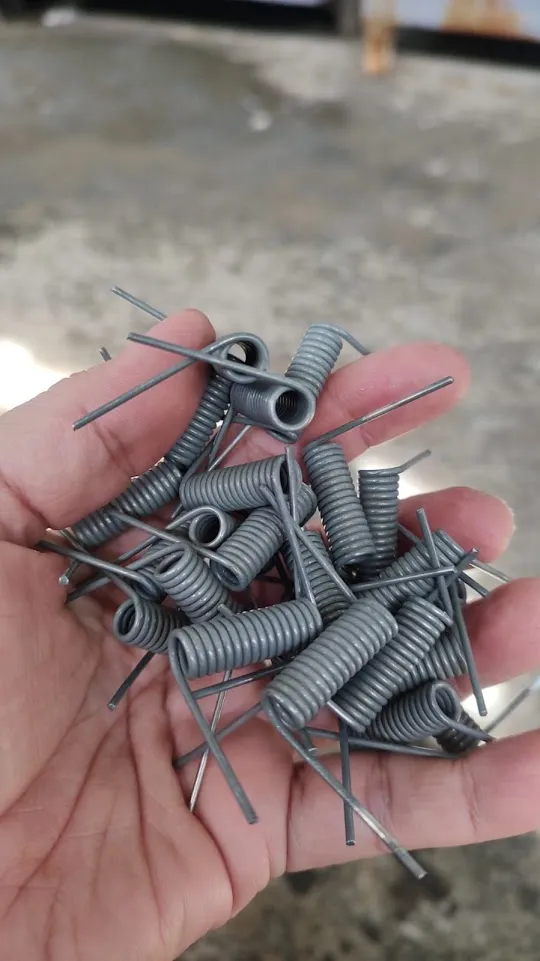 Máquina de fabricación de resortes industriales en JC Resortes